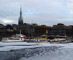 Štokholm (Stockholm) - hlavné mesto Švédska - prístav pri radnici