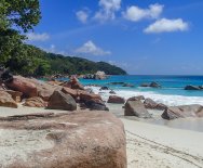 Žulové balvany na pláži Anse Lazio na ostrove Praslin