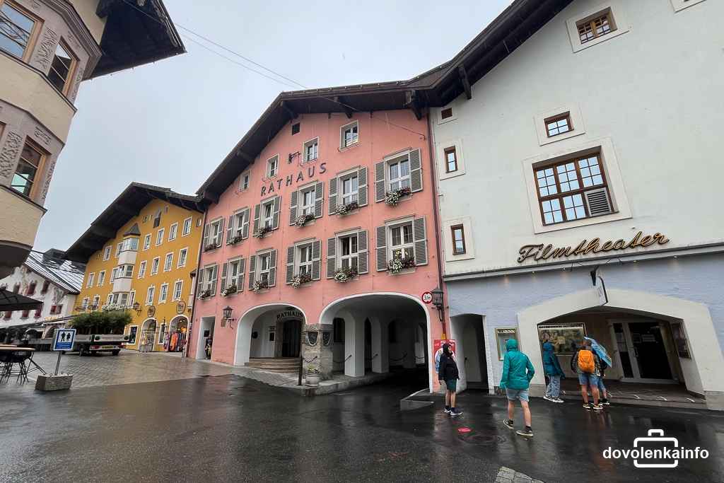 Historické centrum Kitzbühelu ponúka pekné prechádzky aj posedenie v kaviarňach a reštauráciách.