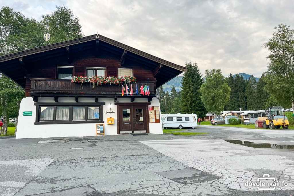 Recepcia kempu Schwarzsee. Miesto ponúka alternatívnu letnú dovolenku.