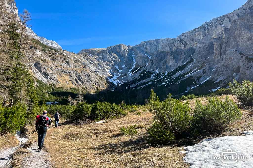 Dolinou z lokality Bodenbauer k vrcholu Hochschwab.