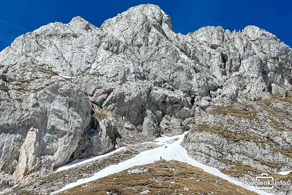 Snehové pole pod vrcholom G'hacktstei kadiaľ vedie výstup na Hochschwab s názvom G'hackte Route. Na svahu si možno všimnúť odvážlivca, ktorý nemal patričnú výstroj a výstup vzdal.