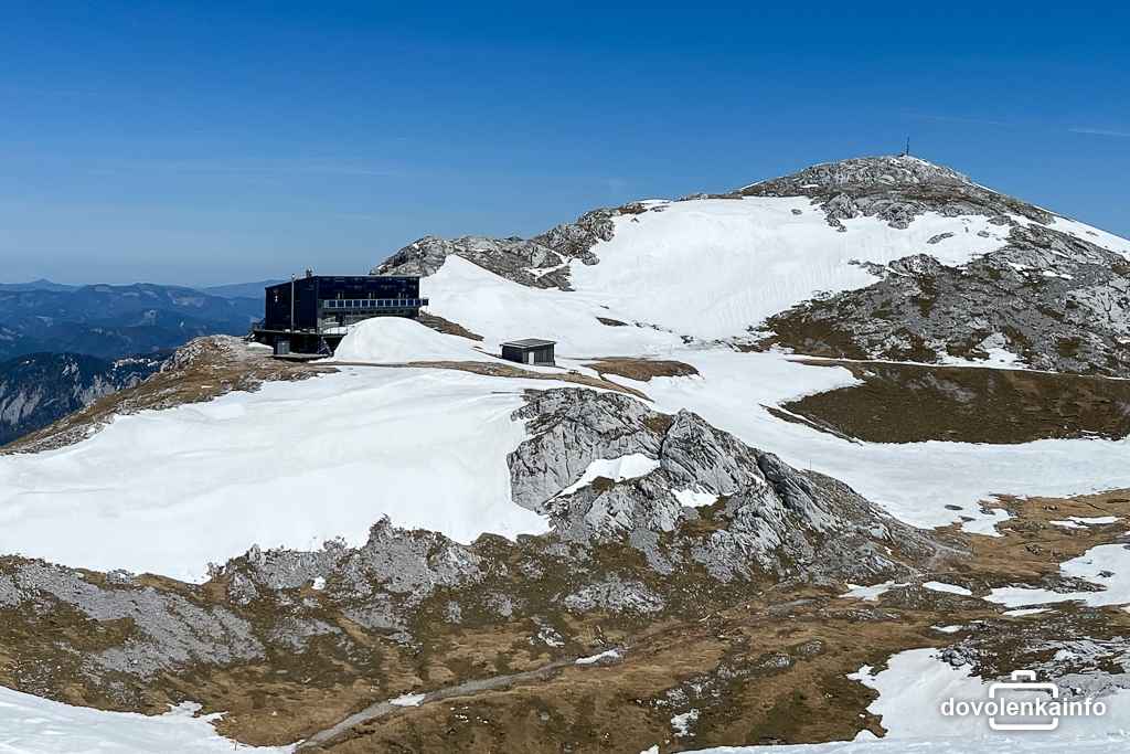 Chata Schiestlhaus by mala byť otvorená od 01.05. Nachádza sa východne od vrcholu Hochschwabu a je v nej k dispozícii núdzová miestnosť.