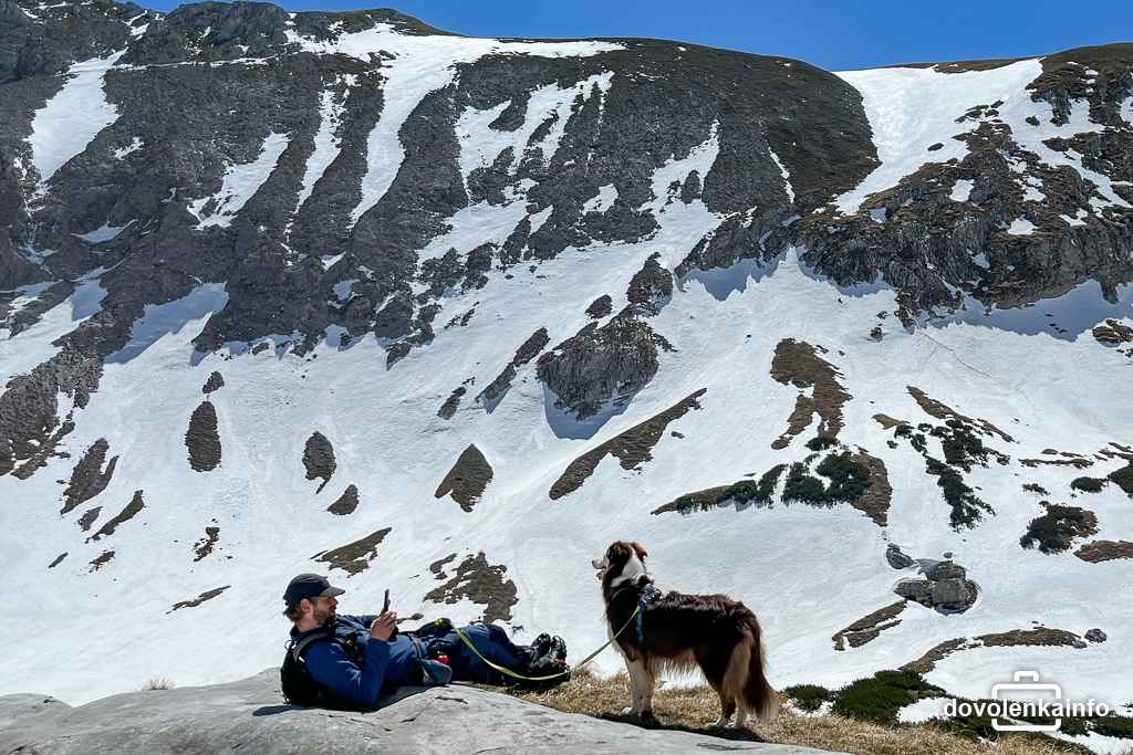 Človek a pes v lone hochschwabskej prírody. Spokojnosť.