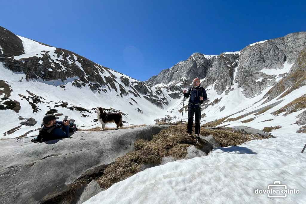 Dolina na východ od Vogauer Kreuzu bola ešte koncom apríla pod snehom.