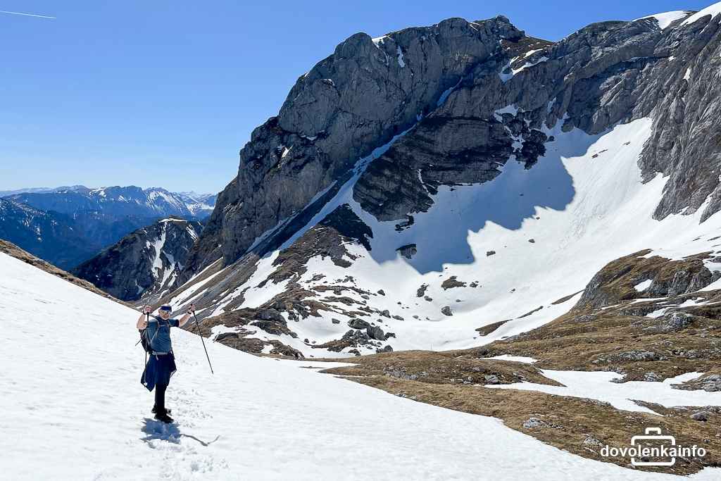 Traverz ďalšieho snehového poľa a v pozadí žľab s ferratou G'hackte Route.