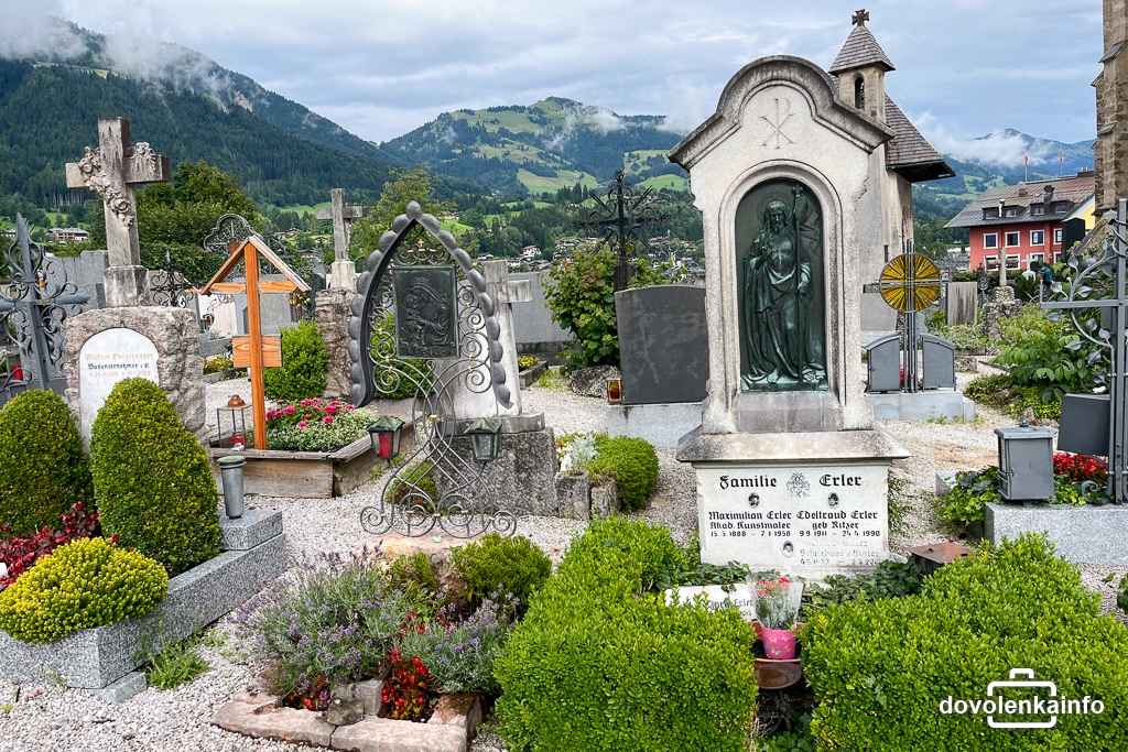 Na cintoríne v Kitzbüheli si okrem hrobu Petra Aufschnaitera môžete pozrieť i výhľady na okolie.