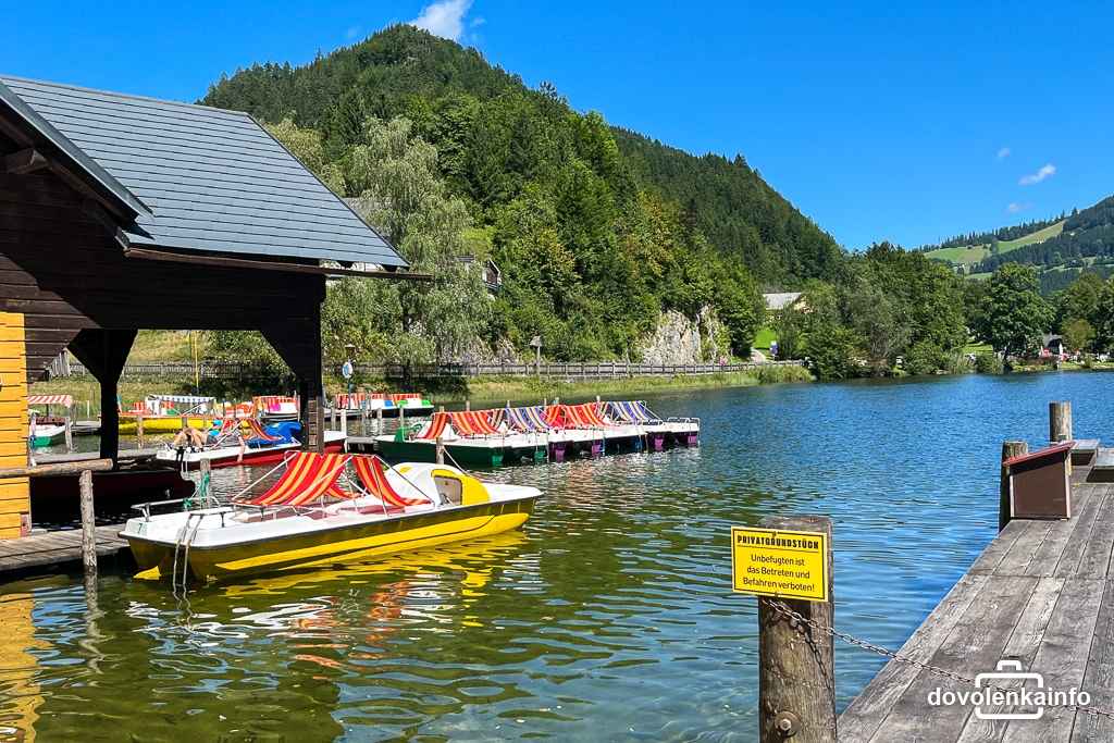 Požičovňa člnkov a vodných bicykloch na brehu Lunzer See.