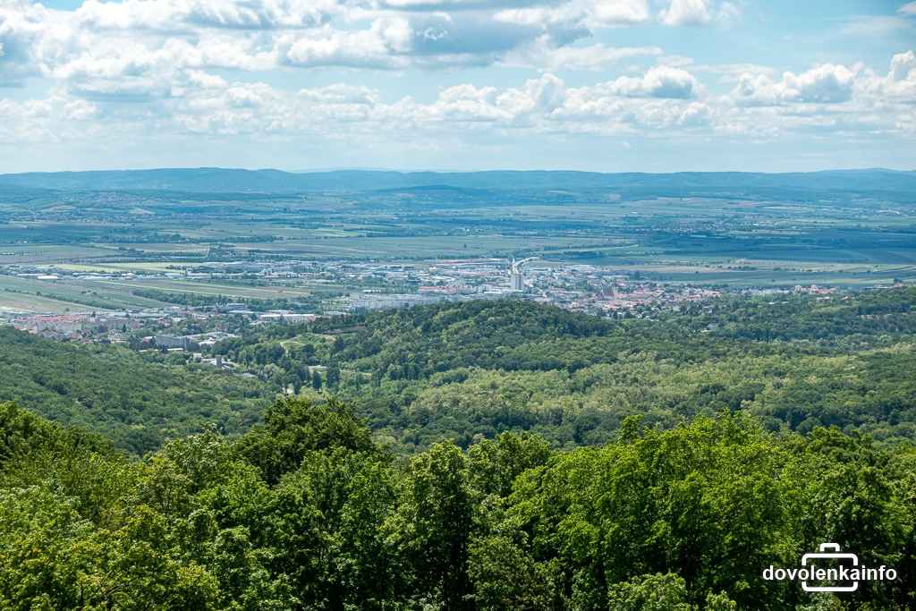 Pohľad k mestečku Eisenstadt, z ktorého si sem môžete spraviť o niečo dlhšiu túru.