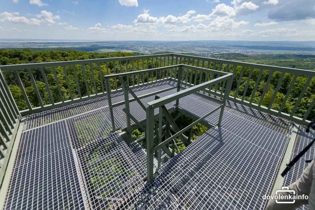 Vyhliadková plošina rozhľadne. V pomerne silnom vetre sme vôbec necítili, že by sa hýbala.