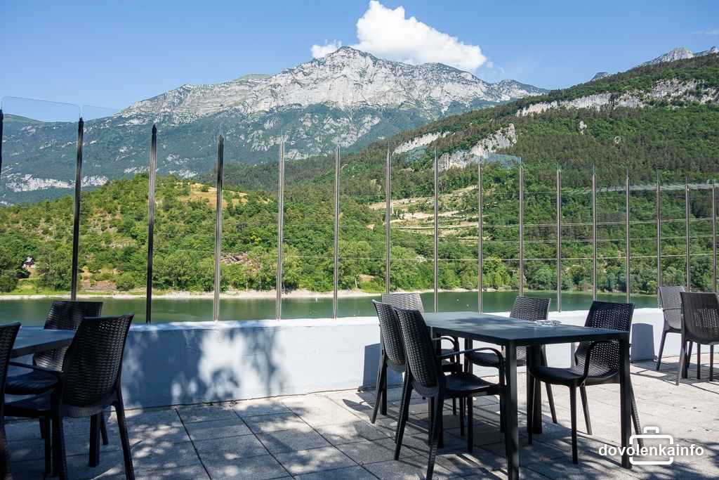 Terasa kaviarne a baru pri Lido Lillà Camping & Bar.