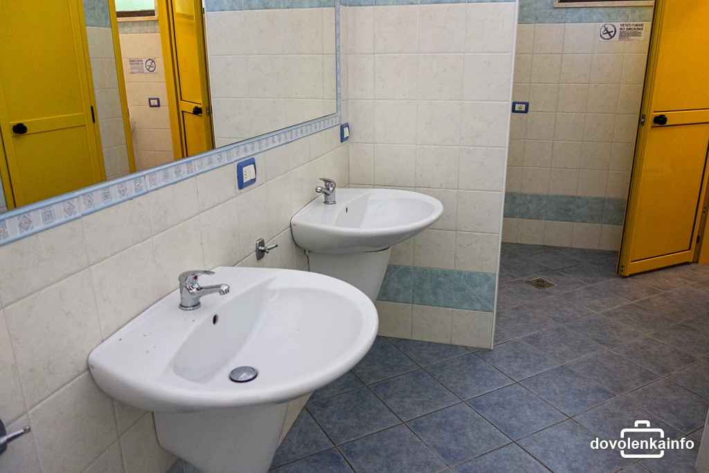 Sociálne zariadenia v kempe Lido Lillà Camping & Bar.