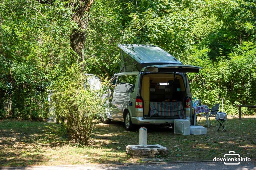 Menší karavan v kempe Lido Lillà Camping & Bar.