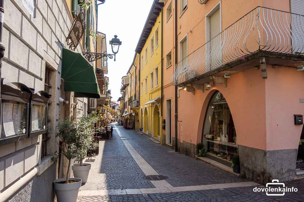 Uličky mesta Bardolino pri Lago di Garda.