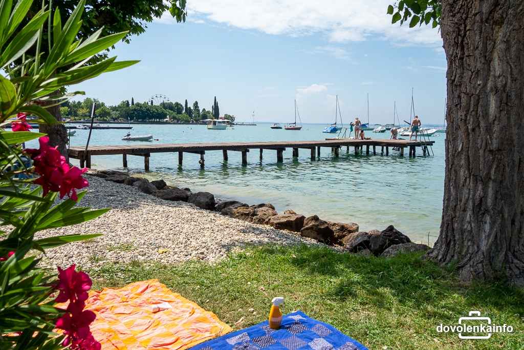 Upravené štrkové pláže pri Lago di Garda v lokalite Bardolino.