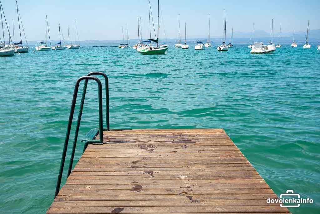 Voda v Lago di Garda je osviežujúca.