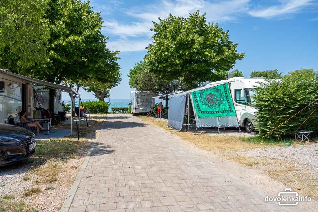 Karavanisti pri Lago di Garda.