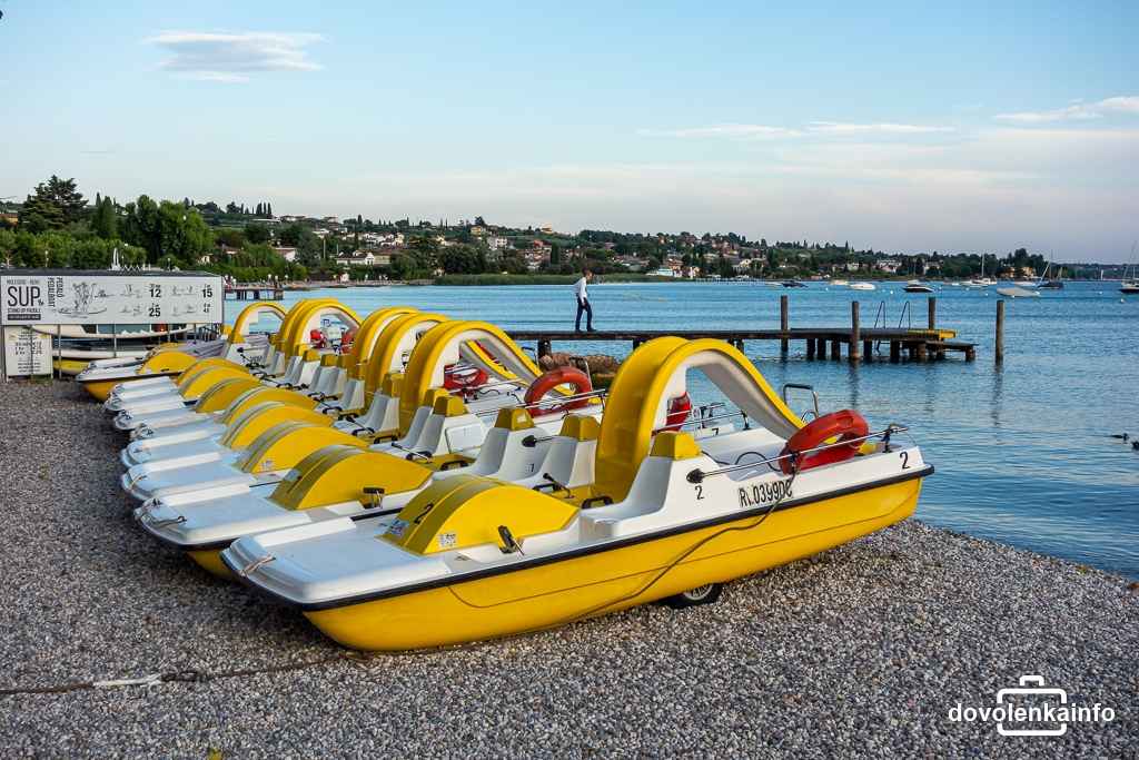 Na Lago di Garda môžete pestovať rôzne vodné športy. Vodné bicykle v Bardoline.