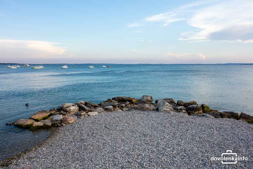 Kamenikové pláže jazera Lago di Garda sú fajn.