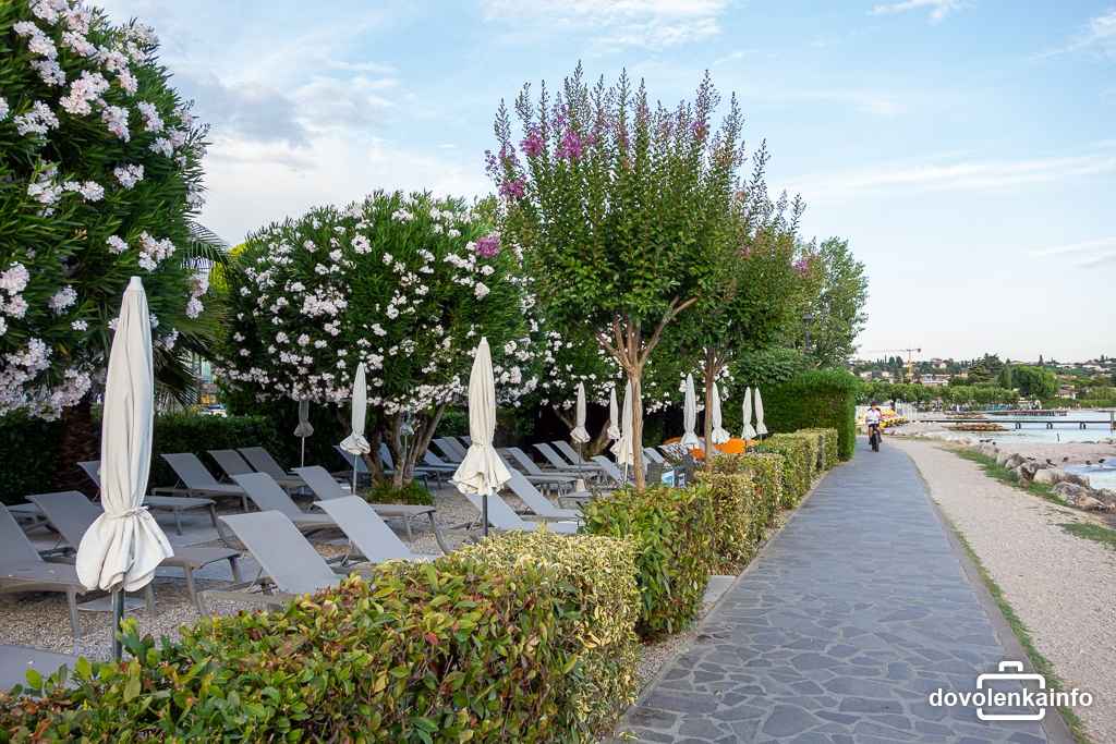 Mesto Bardolino pri jazere Lago di Garda charakterizuje nádherne upravená zeleň.