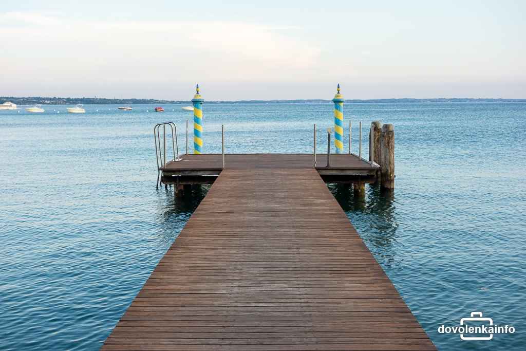 Mólo v Bardoline a výhľad na jazero Lago di Garda.