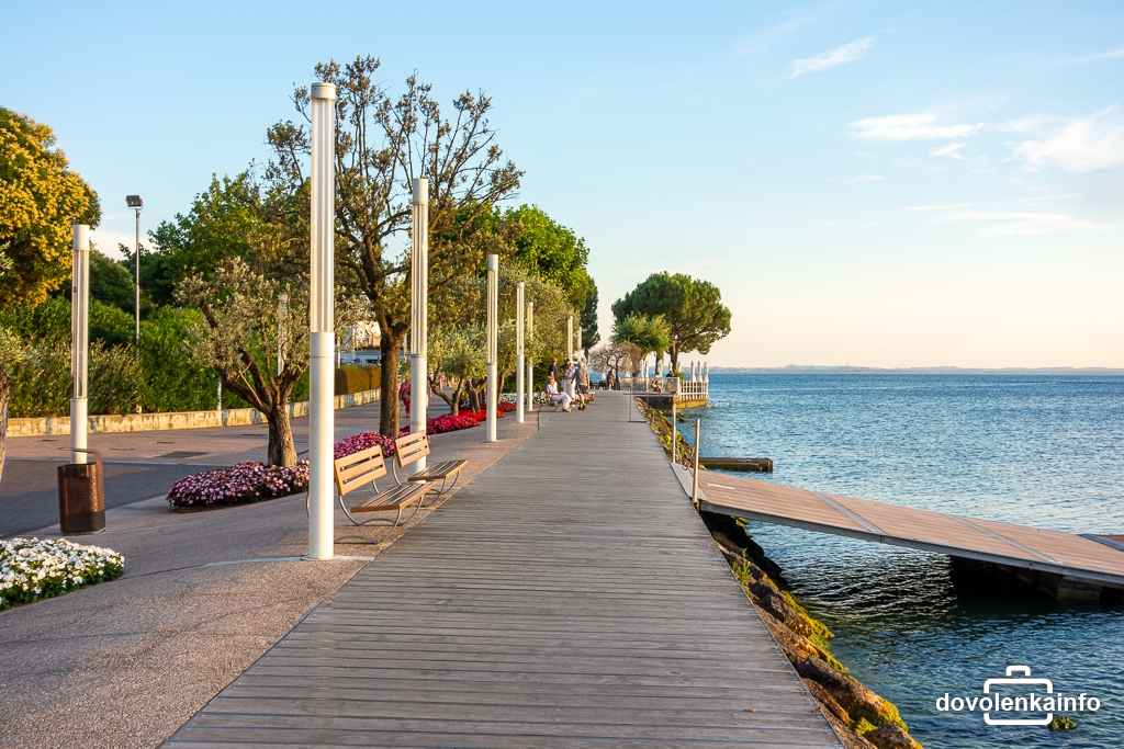 Promenáda v Bardoline je skvelým miestom na prechádzky pre každého dovolenkára.