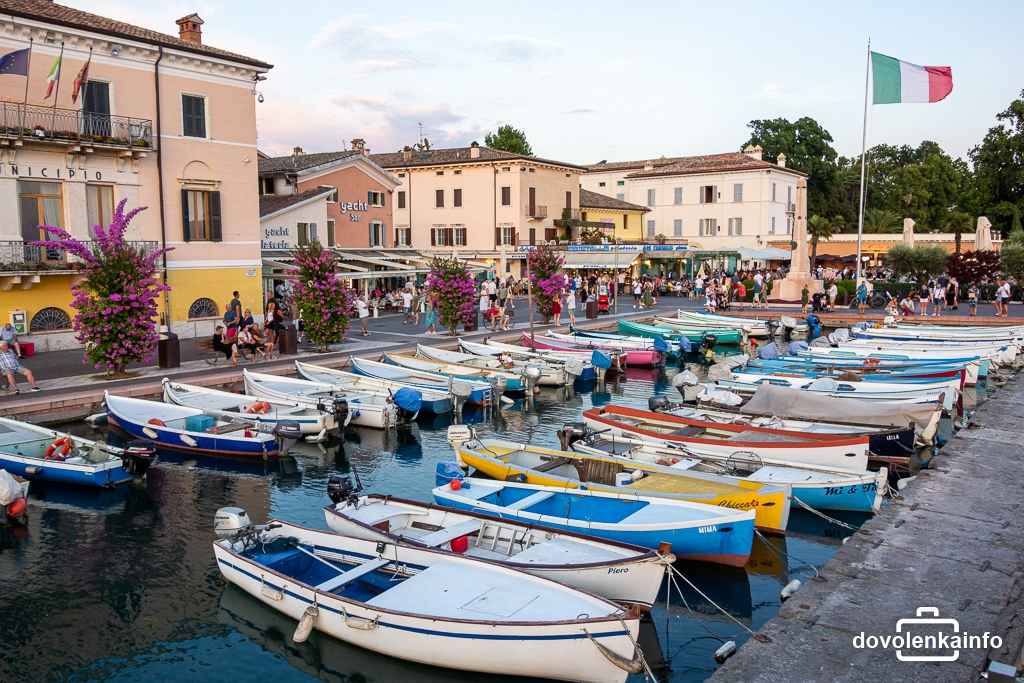 Pitoreskné mesteško Bardolino na brehu jazera Lago di Garda je významnou vinárskou lokalitou. Ochutnajte tunajšie osviežujúce ružové Chiaretto.