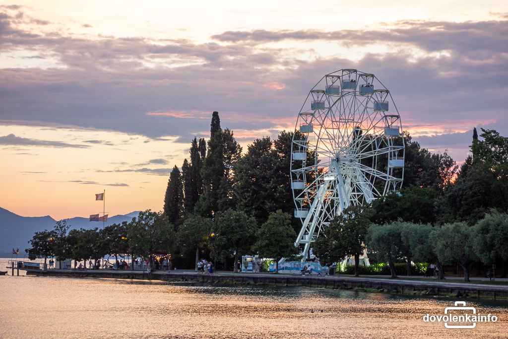 Pohľad na koleso La ruota di Bardolino na promenáde pri jazere Lago di Garda.