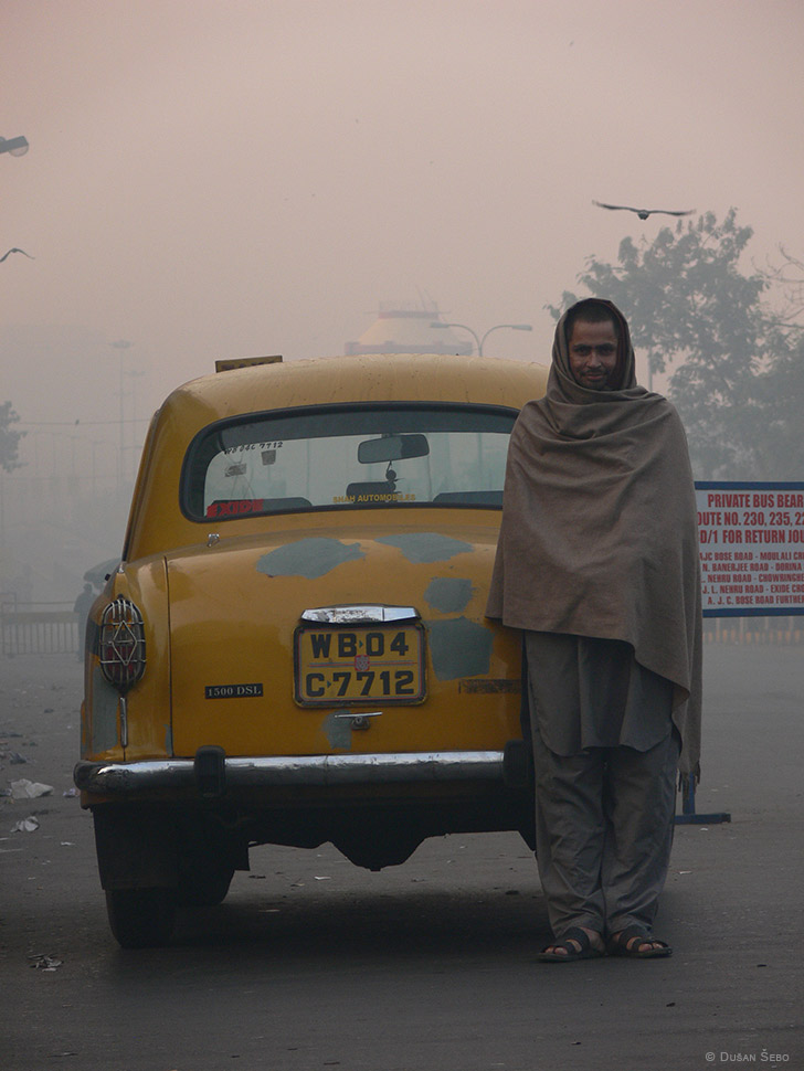 Ráno v Kalkate - taxikár, India - foto týždňa