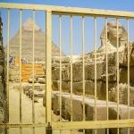 Pyramída a Sfinga za zavretou bránou