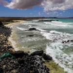 Kamenistá pláž sopečného pôvodu na ostrove Sal