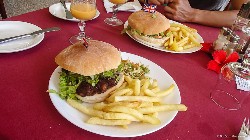Hamburger a hranolky v reštaurácii Le Chevalier