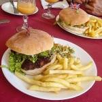 Hamburger s hranolkami v reštaurácii, ostrov Praslin